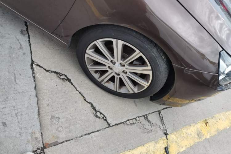 Used Peugeot 408 2014 1.8L Automatic Luxury Edition Right Front Wheel Hub