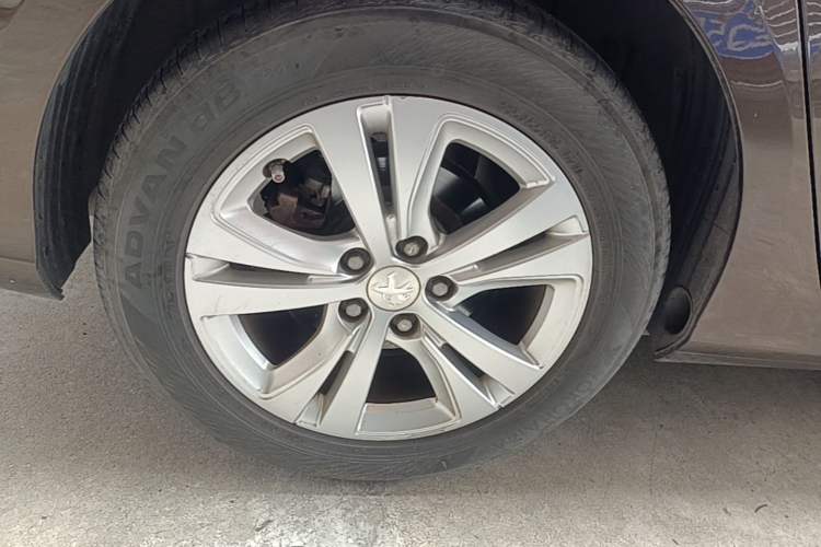 Used Peugeot 408 2014 1.8L Automatic Leading Edition Right Rear Wheel Hub