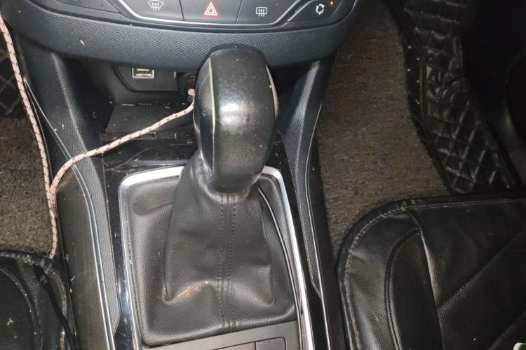 Used Peugeot 408 2014 1.8L Automatic Luxury Edition Gear Lever