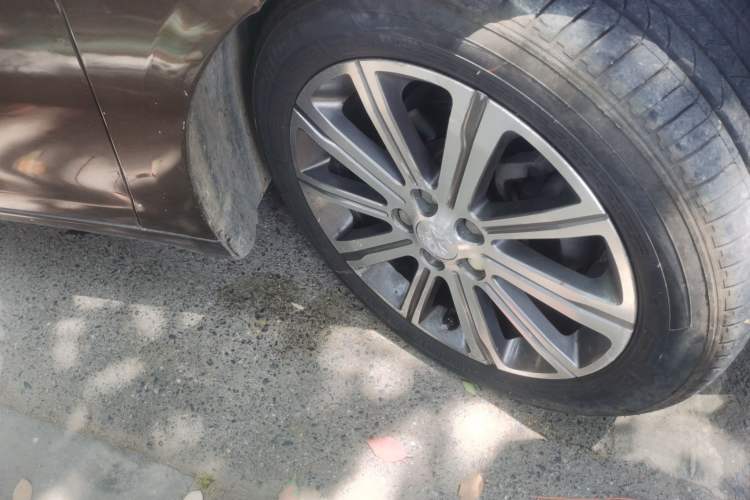Used Peugeot 408 2014 1.8L Automatic Luxury Edition Right Front Wheel Hub