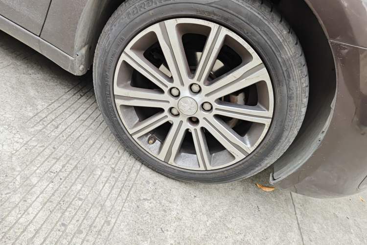 Used Peugeot 408 2014 1.8L Automatic Luxury Edition Right Front Wheel Hub