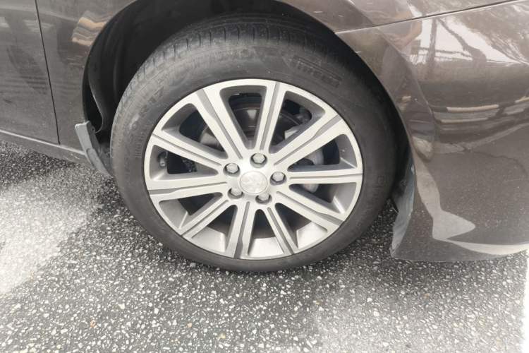 Used Peugeot 408 2014 1.8L Automatic Luxury Edition Right Front Wheel Hub