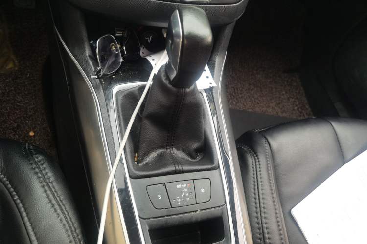 Used Peugeot 408 2014 1.8L Automatic Luxury Edition Gear Lever