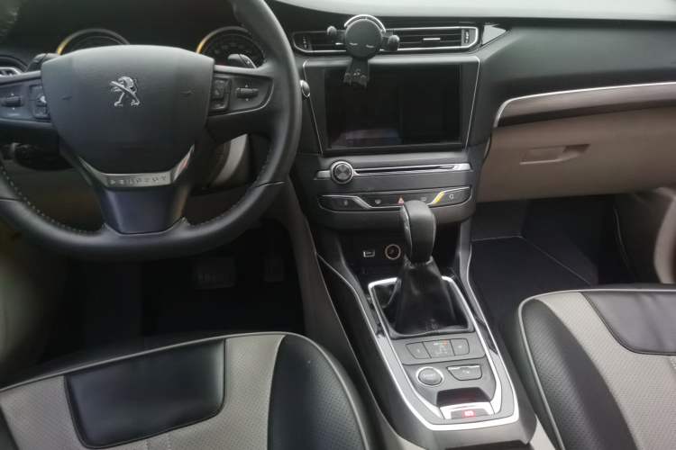 Used Peugeot 408 2014 1.6T Automatic Supreme Edition Center Console