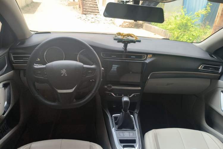 Used Peugeot 408 2014 1.8L Automatic Luxury Edition Center Console