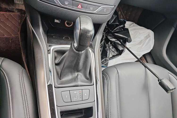 Used Peugeot 408 2014 1.8L Automatic Luxury Edition Gear Lever
