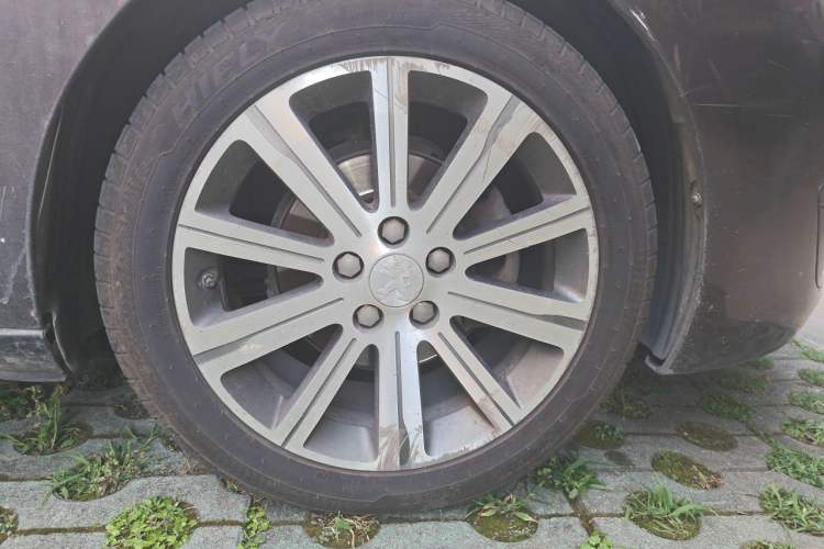 Used Peugeot 408 2014 1.8L Automatic Luxury Edition Right Front Wheel Hub