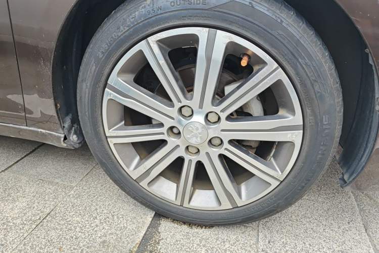 Used Peugeot 408 2014 1.8L Automatic Luxury Edition Right Front Wheel Hub