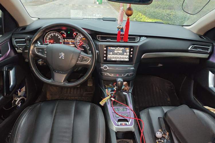 Used Peugeot 408 2014 1.6T Automatic Supreme Edition Center Console