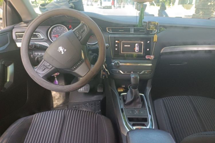 Used Peugeot 408 2014 1.8L Automatic Luxury Edition Center Console