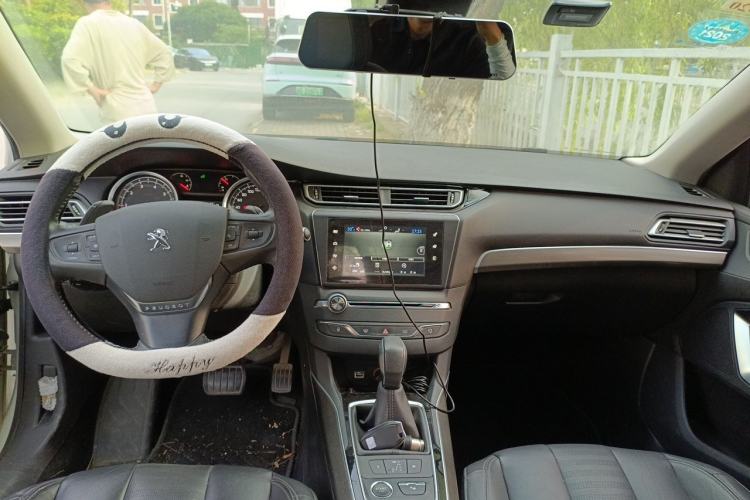 Used Peugeot 408 2014 1.6T Automatic Supreme Edition Center Console