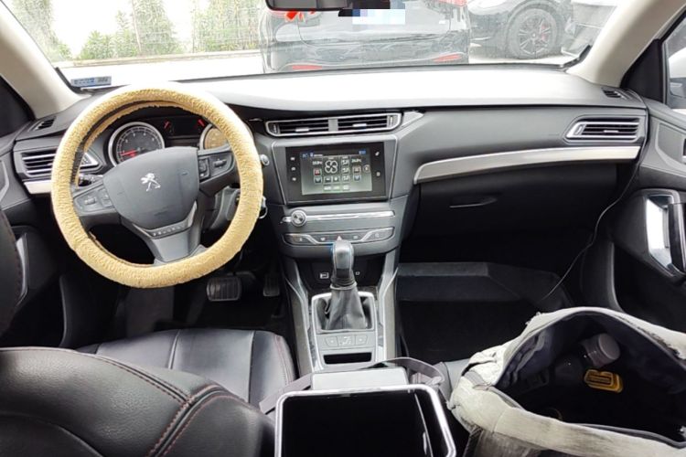 Used Peugeot 408 2014 1.8L Automatic Luxury Edition Center Console