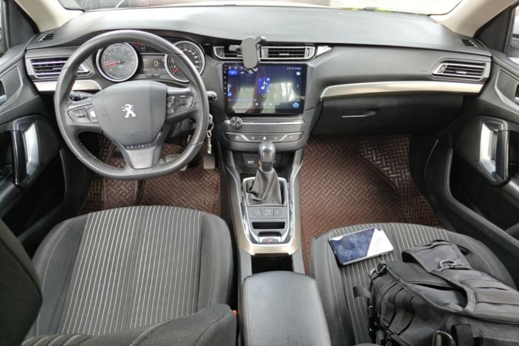 Used Peugeot 408 2014 1.8L Automatic Luxury Edition Center Console