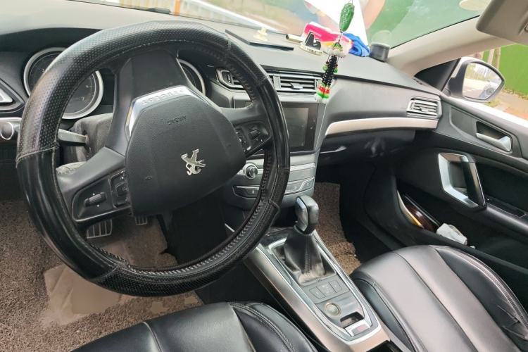 Used Peugeot 408 2014 1.8L Automatic Luxury Edition Center Console