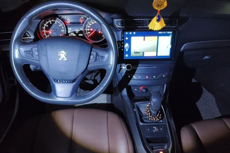 Used Peugeot 408 2014 1.8L Automatic Luxury Edition Center Console