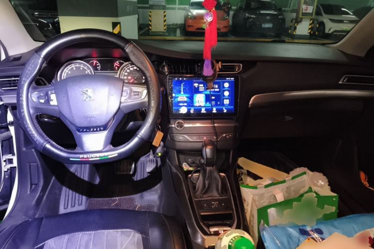 Used Peugeot 408 2014 1.8L Automatic Leading Edition Center Console