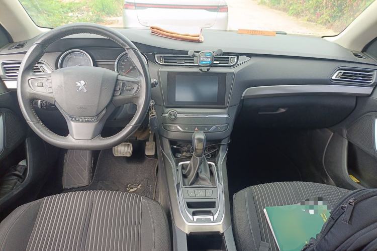 Used Peugeot 408 2014 1.8L Automatic Luxury Edition Center Console