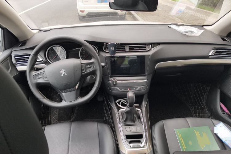 Used Peugeot 408 2014 1.8L Automatic Luxury Edition Center Console