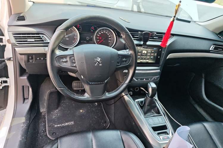 Used Peugeot 408 2014 1.8L Automatic Luxury Edition Center Console