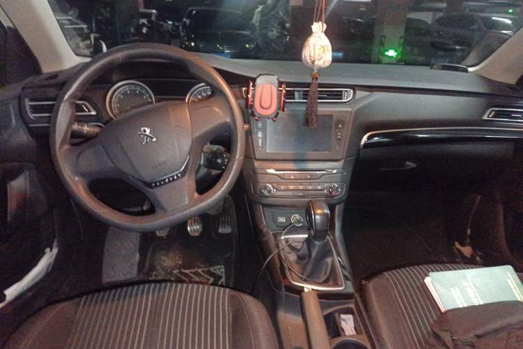 Used Peugeot 408 2014 1.8L Manual Leading Edition Center Console