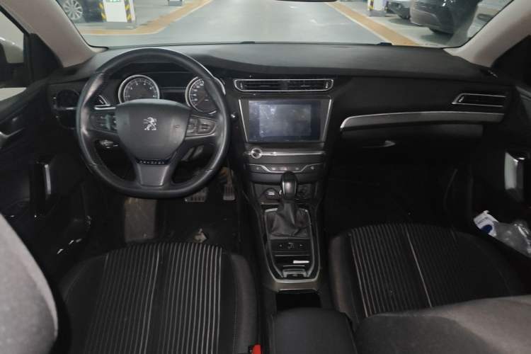 Used Peugeot 408 2014 1.8L Automatic Luxury Edition Center Console