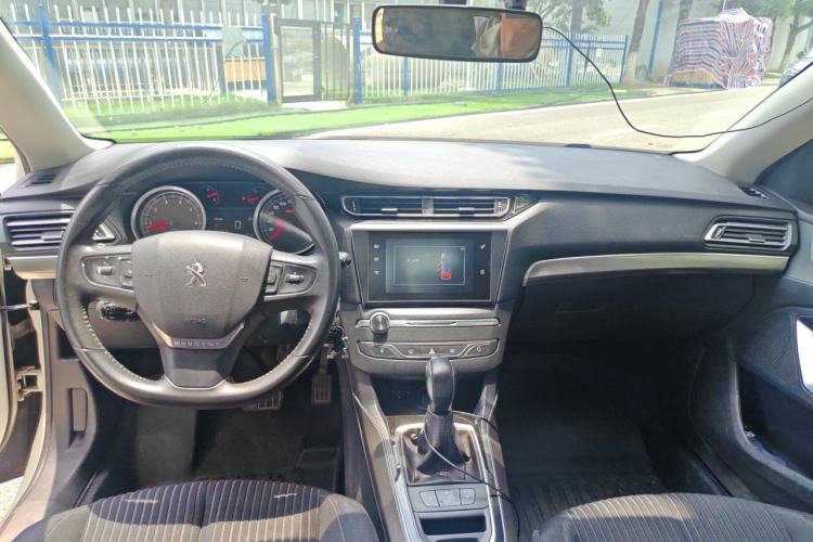 Used Peugeot 408 2014 1.8L Automatic Luxury Edition Center Console