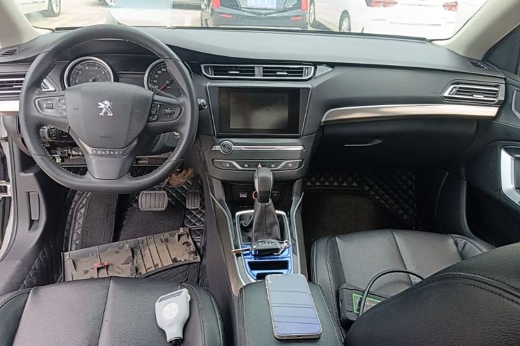 Used Peugeot 408 2014 1.8L Automatic Luxury Edition Center Console