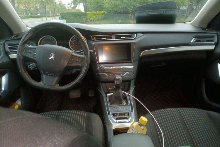 Used Peugeot 408 2014 1.8L Automatic Luxury Edition Center Console