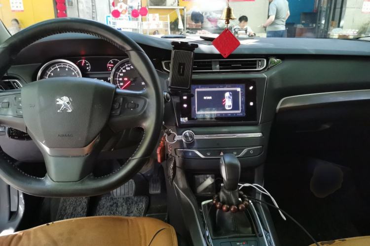 Used Peugeot 408 2014 1.8L Automatic Luxury Edition Center Console