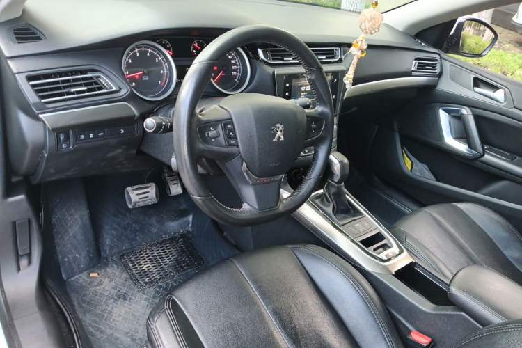 Used Peugeot 408 2014 1.8L Automatic Luxury Edition Center Console