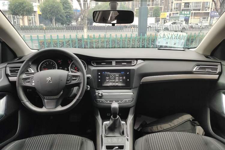 Used Peugeot 408 2014 1.8L Automatic Luxury Edition Center Console