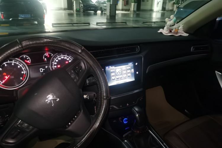 Used Peugeot 408 2014 1.8L Automatic Luxury Edition Center Console