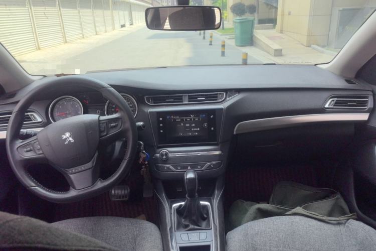 Used Peugeot 408 2014 1.8L Automatic Luxury Edition Center Console