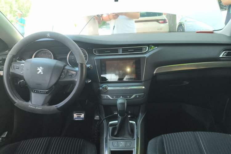 Used Peugeot 408 2014 1.8L Automatic Luxury Edition Center Console