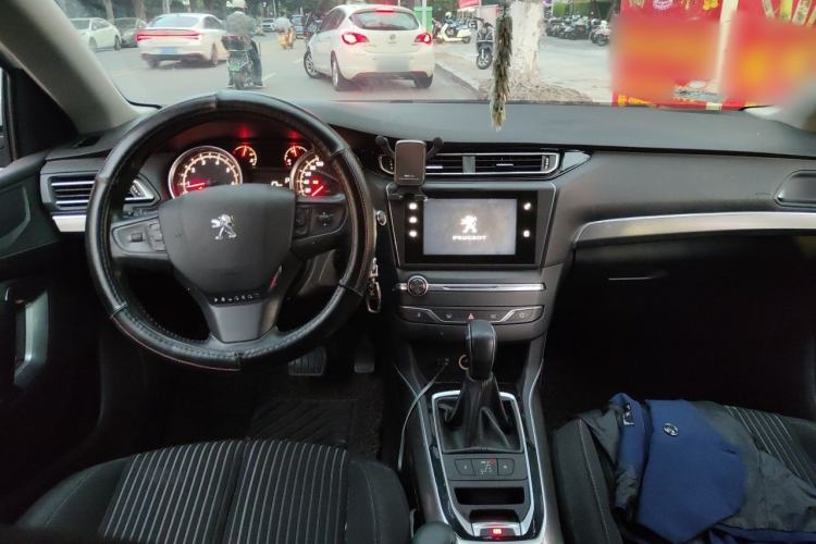 Used Peugeot 408 2014 1.8L Automatic Luxury Edition Center Console