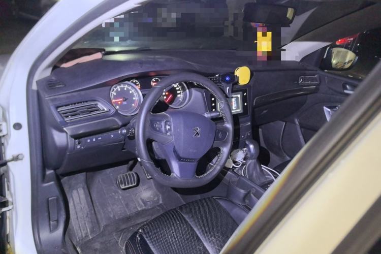 Used Peugeot 408 2014 1.8L Automatic Luxury Edition Center Console