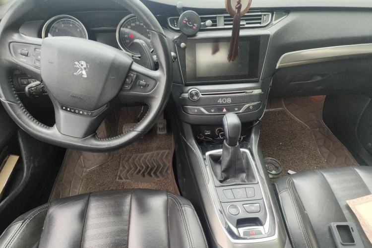 Used Peugeot 408 2014 1.6T Automatic Supreme Edition Center Console