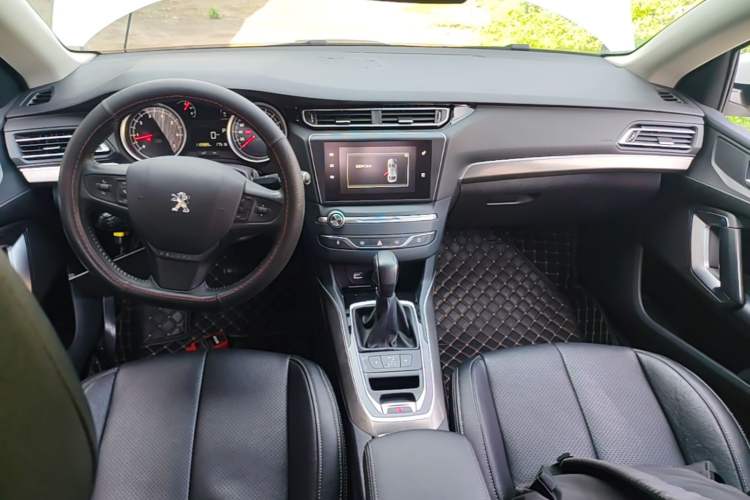 Used Peugeot 408 2014 1.8L Automatic Luxury Edition Center Console