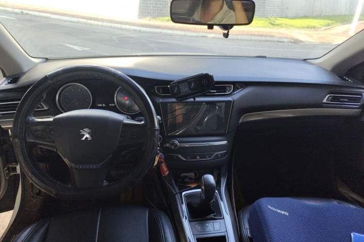 Used Peugeot 408 2014 1.8L Automatic Luxury Edition Center Console