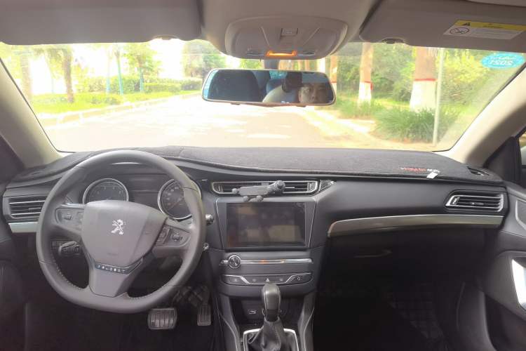Used Peugeot 408 2014 1.8L Automatic Luxury Edition Center Console