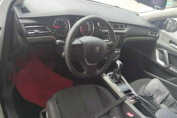 Used Peugeot 408 2014 1.8L Automatic Luxury Edition Center Console