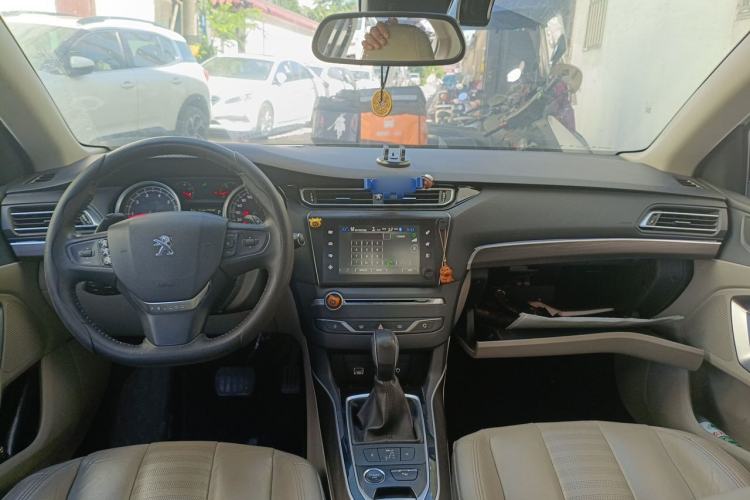 Used Peugeot 408 2014 1.6T Automatic Supreme Edition Center Console
