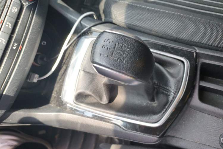 Used Peugeot 408 2014 1.8L Manual Leading Edition Gear Lever