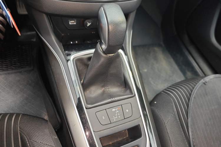 Used Peugeot 408 2014 1.8L Automatic Luxury Edition Gear Lever