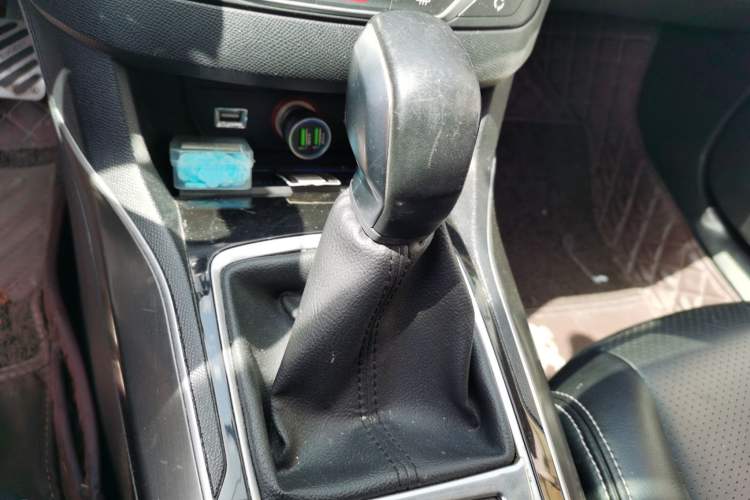 Used Peugeot 408 2014 1.8L Automatic Luxury Edition Gear Lever