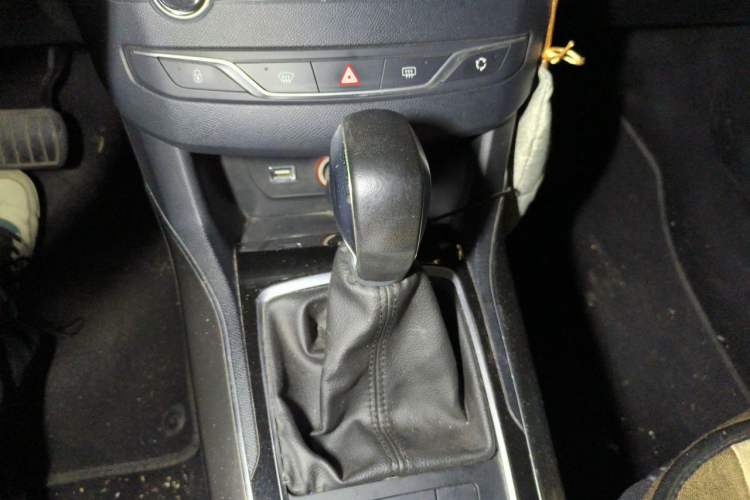 Used Peugeot 408 2014 1.8L Automatic Luxury Edition Gear Lever