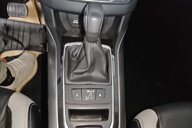 Used Peugeot 408 2014 1.8L Automatic Luxury Edition Gear Lever