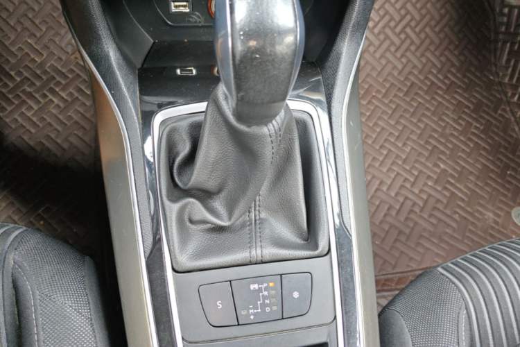 Used Peugeot 408 2014 1.8L Automatic Luxury Edition Gear Lever