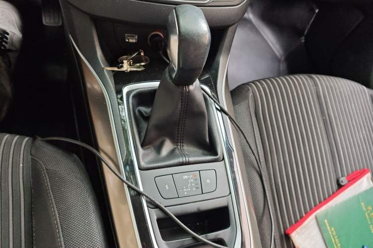 Used Peugeot 408 2014 1.8L Automatic Luxury Edition Gear Lever