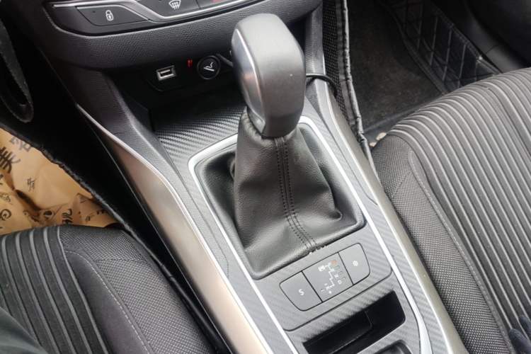 Used Peugeot 408 2014 1.8L Automatic Luxury Edition Gear Lever
